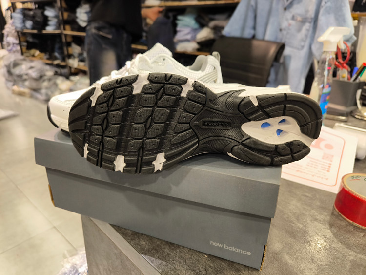 کتونی نیوبالانس 530 سفید بژ اصل | ویتنام درجه یک با گارانتی